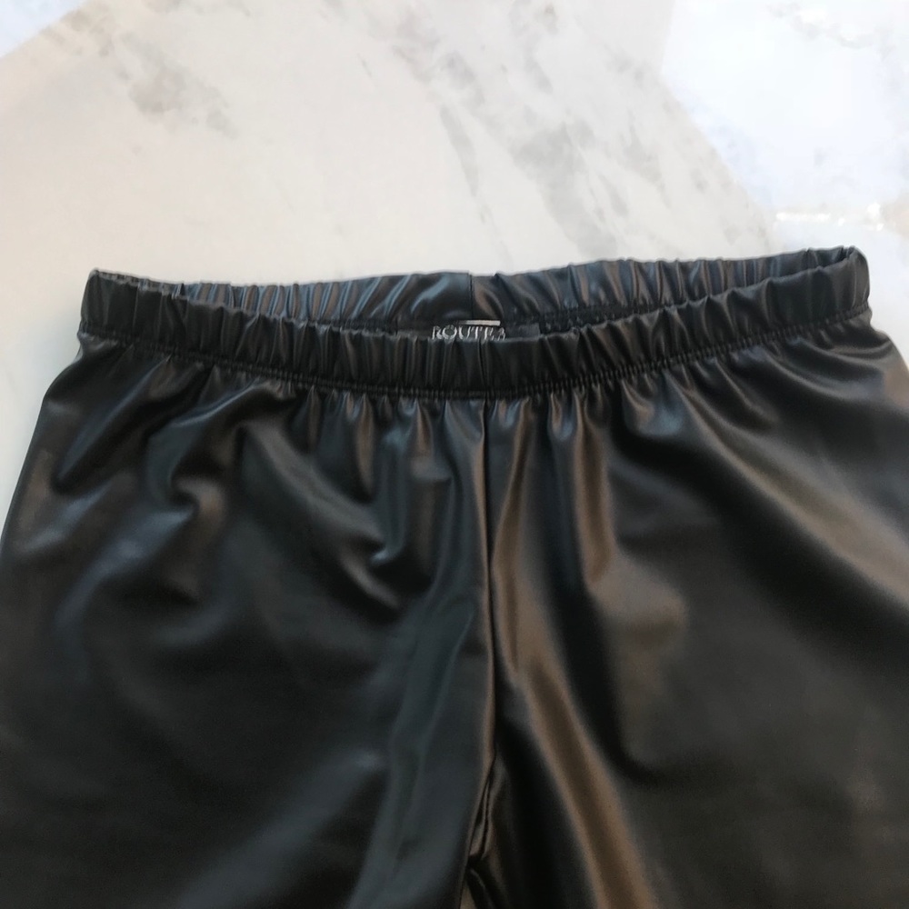 ⭐️LAST ONE!⭐️🔥 Matte Faux Leather Leggings! - Picture 5 of 7